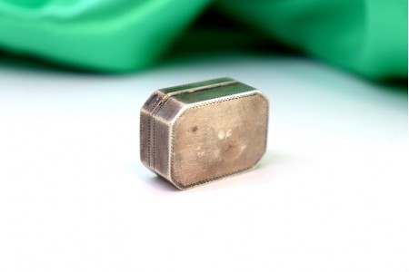 Caixa de vinagrete em prata e ouro com gravados assimétricos na tampa 